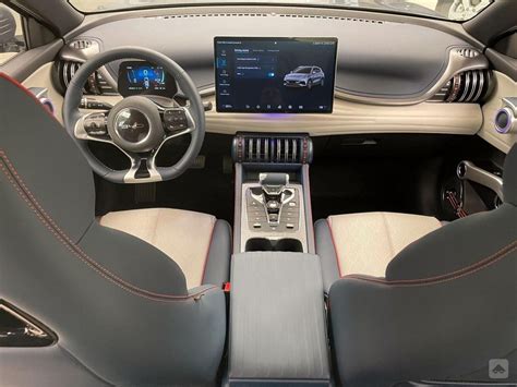 Ford Mustang interjero nuotrauka, akcentuojanti skaitmeninį prietaisų skydelį su skirtingais vairavimo režimais.