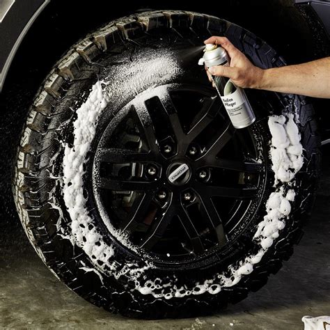 Teminis automobilio padangų valymo ir juodinimo nuotrauka