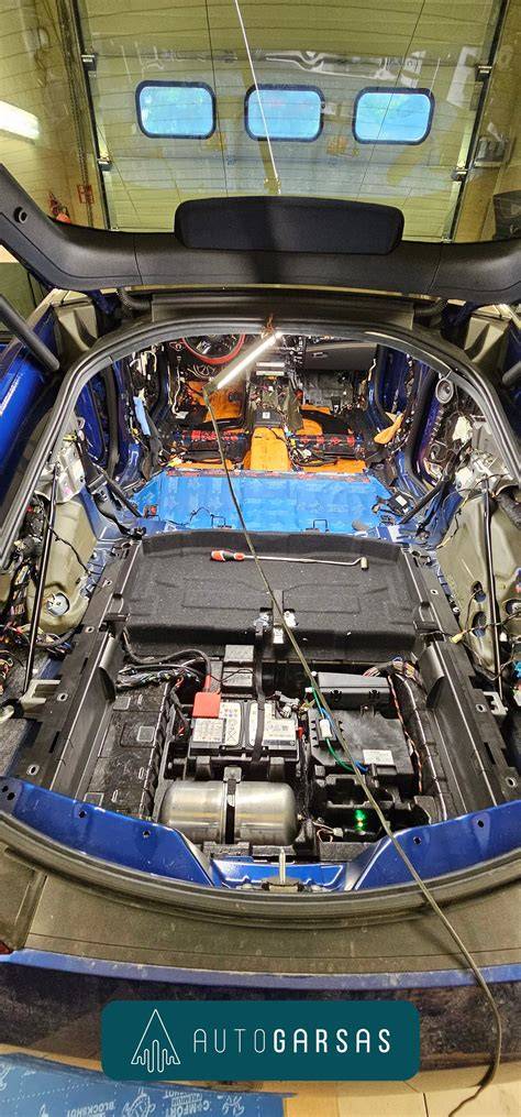 Automobilio vaizdas su pažymėtais laidais ir saugiklių dėže