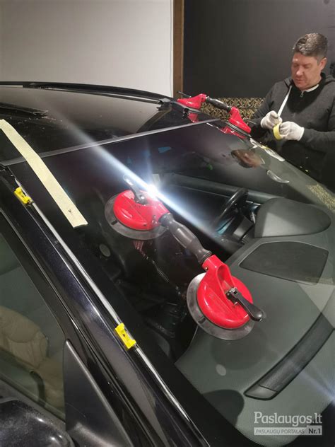 automobilio stiklo pažeidimai (skilimai, įdaužos, įbrėžimai)