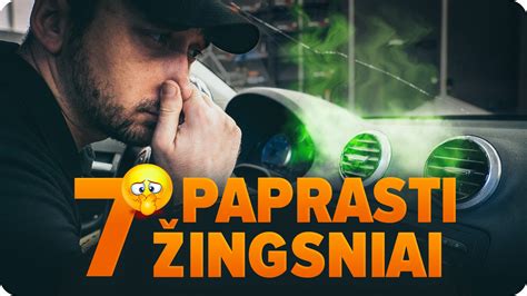 Tematinė nuotrauka: žmogus purškia automobilio kvapą salone