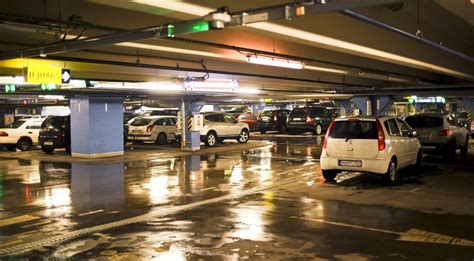 Tematinė nuotrauka su automobiliais modernioje stovėjimo aikštelėje