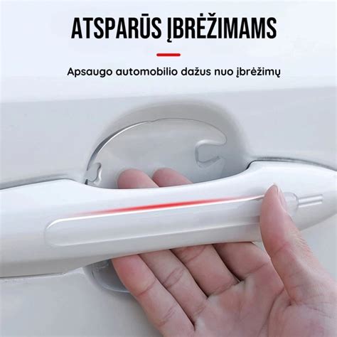 Nuotrauka, iliustruojanti beraktės sistemos mygtuką ant automobilio durų rankenos