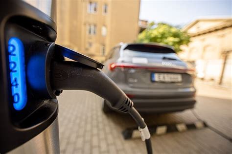 Teminė nuotrauka: įkraunamas elektromobilis