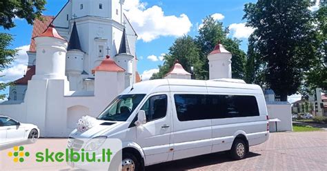 Tematinė nuotrauka: automechanikas dirba su mikroautobusu