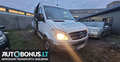 Pažeistas korozijos „Mercedes-Benz“ automobilio kėbulas