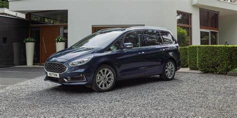 Ford Galaxy automobilio nuotrauka su pabrėžta erdve ir praktiškumu