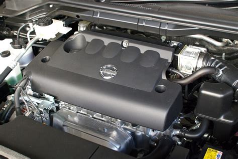 Tematinė nuotrauka: „Nissan“ variklis dirbtuvėse