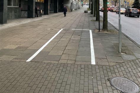 Schematinis pavaizdavimas, kaip turėtų būti pažymėta ir įrengta parkavimo vieta neįgaliesiems, atsižvelgiant į dydį ir prieinamumą.