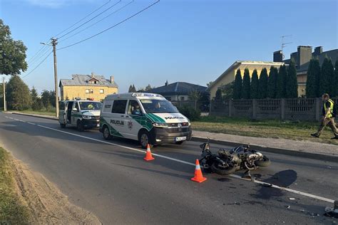Motoroleris ir automobilis Korfu keliuose