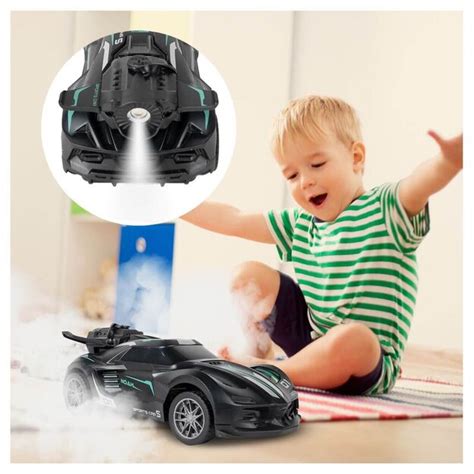 Automobilis išmeta juodus dūmus