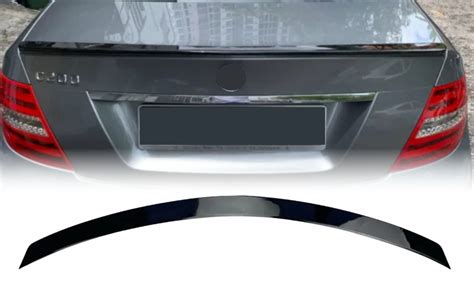 Erdvinis modelis, demonstruojantis skirtingas Mercedes-Benz C klasės (W204) kėbulo komplektacijas ir radiatoriaus grotelių dizainą.