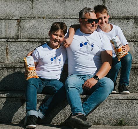 Teminė nuotrauka: smogo paveiktas miestas su siluetais žmonių