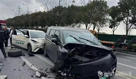Tematinė nuotrauka: autoįvykis, arba automobilis, kuris yra sugadintas ir laukia pagalbos kelyje