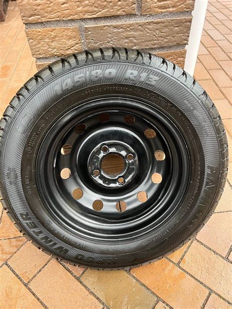 Artimas vaizdas į automobilio ratą su 