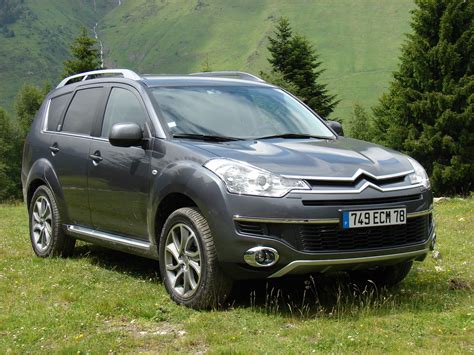Citroen Crosser važiuoja greitkeliu