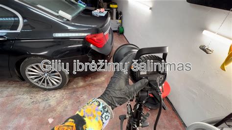 specialisto rankos tepančios klijus ant automobilio kėbulo rėmo