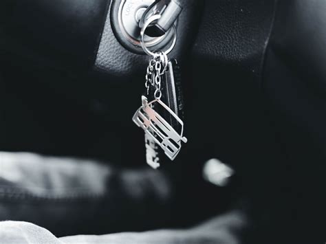 specialistas perduoda automobilio raktus laimingam klientui