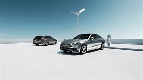 Mercedes-Benz C200 sedanų ir universalo modelių vizualinis palyginimas, pabrėžiant eleganciją ir funkcionalumą