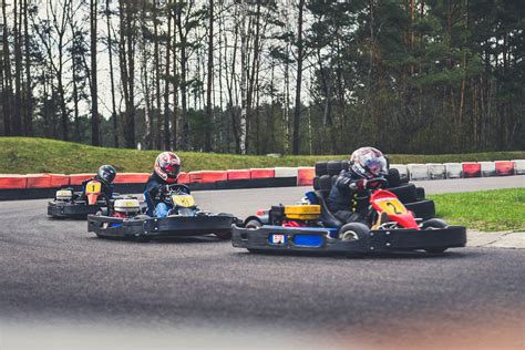 vaikų kartingo lenktynės trasoje
