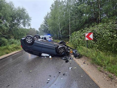 Avarijos vietos schema: automobilis po smūgio į medį žvyrkelyje