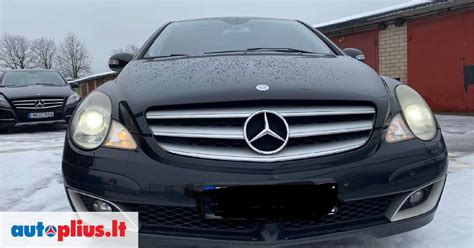 Mercedes-Benz automobilis važiuojantis keliu, simbolizuojantis prabangą ir pažangą