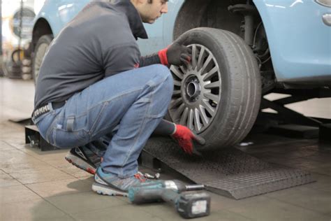 Infografika: įvairių tipų autoservisų įranga - nuo mobiliųjų dirbtuvių iki profesionalių centrų