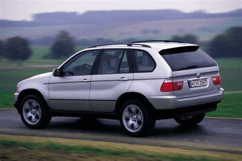 BMW X5 E53 modelio nuotrauka, vaizduojanti automobilį važiuojantį bekele
