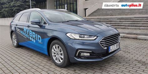 Ford Mondeo automobilio nuotrauka, stovinčio prie ežero