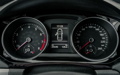 Automobilio prietaisų skydelis su užsidegusia aušinimo skysčio lempute