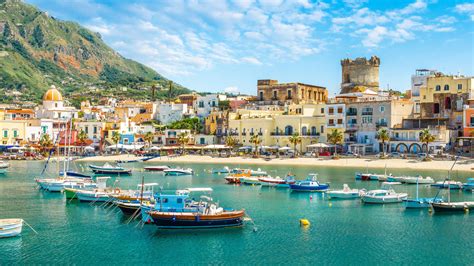 Žemėlapis, rodantis Iskijos salos geografinę padėtį ir pagrindinius kurortus (Forio, Lacco Ameno, Ischia Porto, Sant'Angelo)