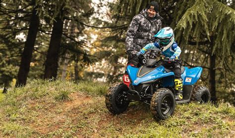 Teminė nuotrauka: vaikas važiuojantis Nitro Motors keturračiu saugioje aplinkoje