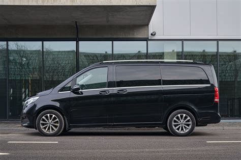 Tematinė nuotrauka su įvairių tipų automobiliais (lengvieji, mikroautobusai, prabangūs) saulėtame fone