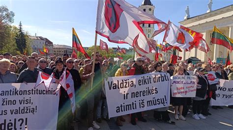 Tematinė nuotrauka, vaizduojanti susirūpinusius žemdirbius protestuojančius prieš naujus mokesčius