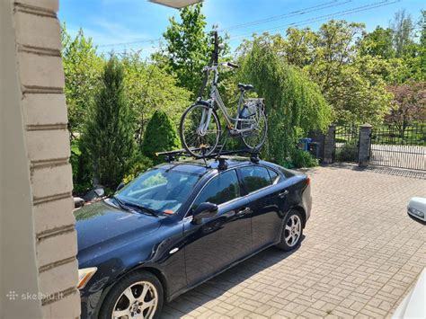 Nuotrauka: Toyota RAV4 su stogo bagažine ir dviračių laikikliu ant vilkimo kablio