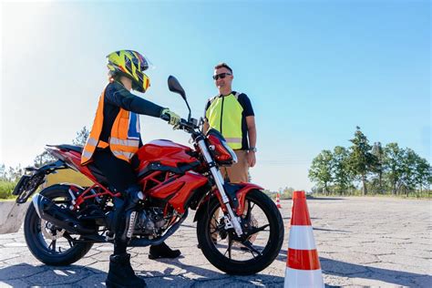 Mokomasis motociklas su instruktoriumi, mokančiu važiuoti trasoje