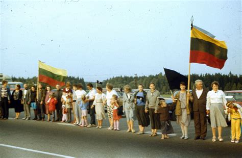 Žmonių grandinė Dusetose, minint Baltijos kelio 30-metį