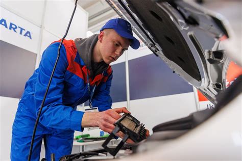 Automechanikas tikrina kuro siurblį