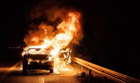 Degantis automobilis po avarijos Dargužių kaime
