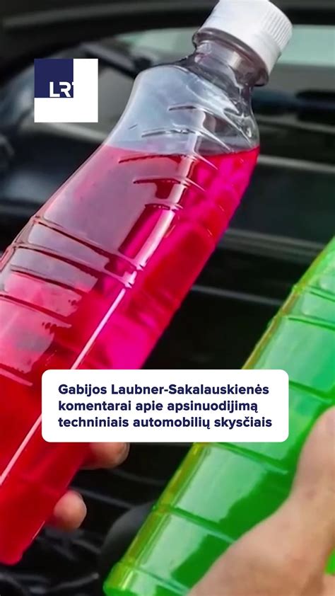 Įvairių spalvų automobilių skysčių nuotėkių pavyzdžiai ant asfalto