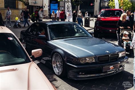 BMW 7 serijos (E38) reprezentacinis automobilis kelyje
