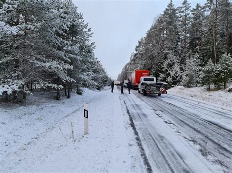 Sunkvežimio, važiuojančio apsnigtu keliu, nuotrauka