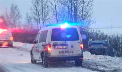 Tematinė nuotrauka: sugedęs automobilis kelyje