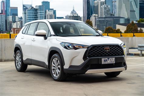 „Toyota Corolla Cross“ eksterjero nuotrauka, pabrėžianti visureigio stilių ir dizaino linijas