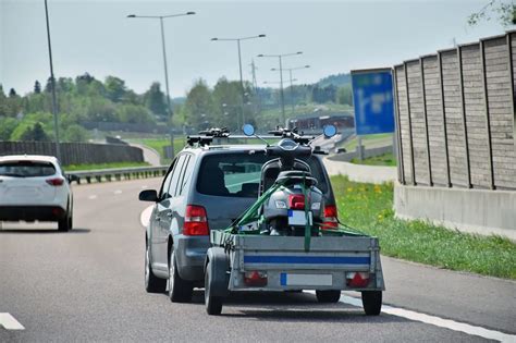 automobilis su priekaba ir vilkimo kabliu
