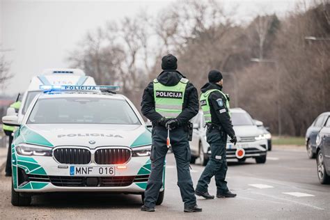 Nutemptas automobilis, policija šalina automobilį už KET pažeidimus