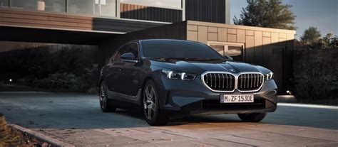 BMW 5 serijos įvairių kartų evoliucijos vizualizacija