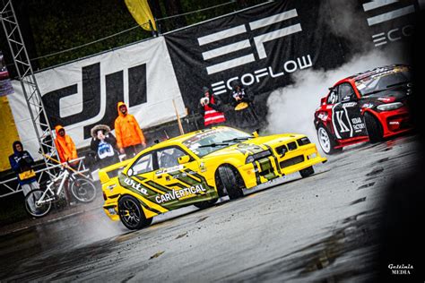 Teminis drifto automobilio nuotrauka su dūmais