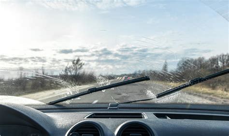 Teminė nuotrauka: kelias per lietų, automobilio valytuvai valo stiklą
