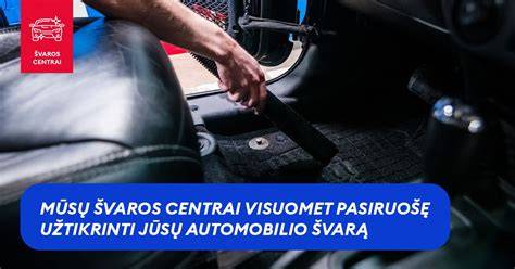 autoserviso garažas ir meistrai dirba prie automobilio